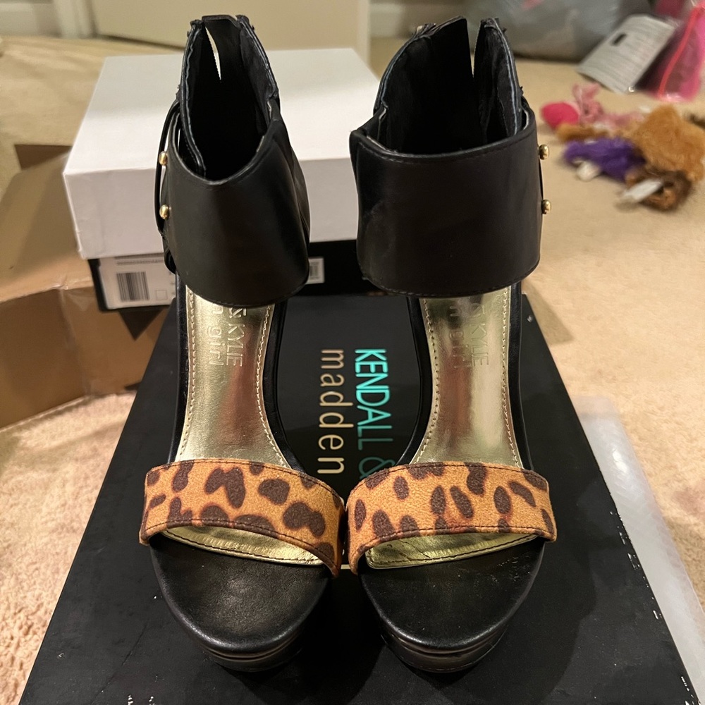 Platform strappy platform sandals